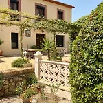 Casa De Lirios Bed & Breakfast 4*