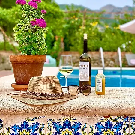 Casa De Lirios Bed & Breakfast 4*